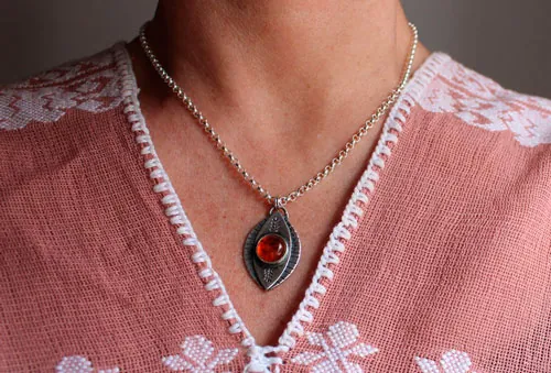 L’oeil de la nature, collier automne féerique en argent et ambre