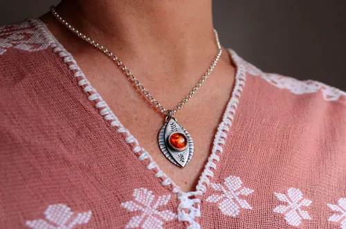 L’oeil de la nature, collier automne féerique en argent et ambre