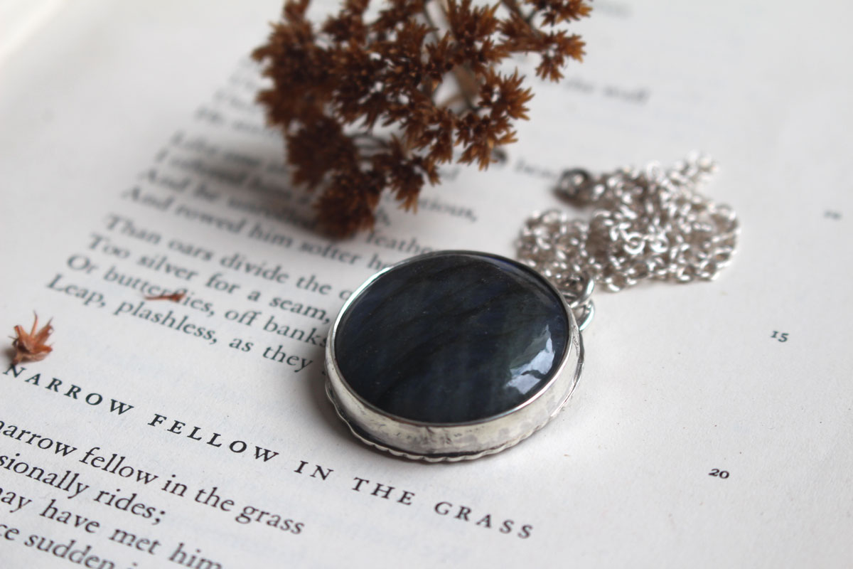 L’œil de la nuit, collier hibou dans la forêt en argent et labradorite