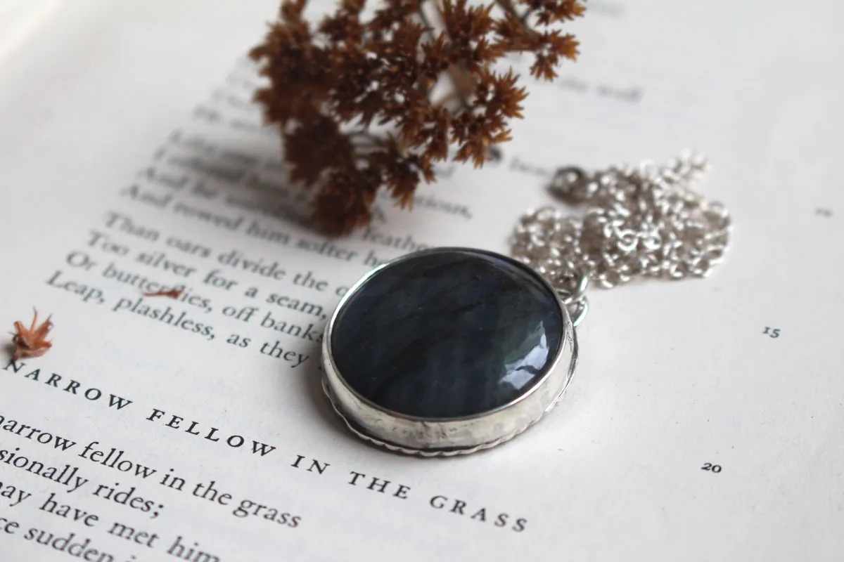 L’œil de la nuit, collier hibou dans la forêt en argent et labradorite
