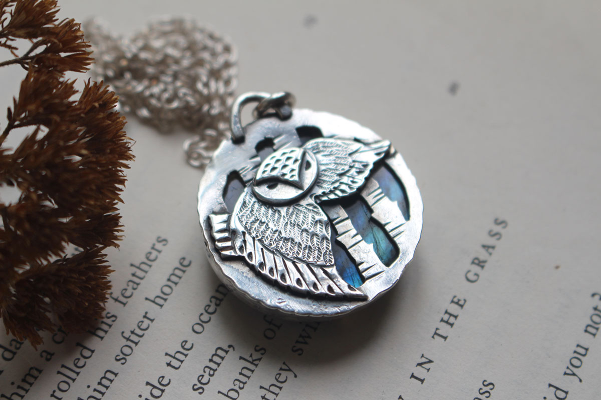 L’œil de la nuit, collier hibou dans la forêt en argent et labradorite
