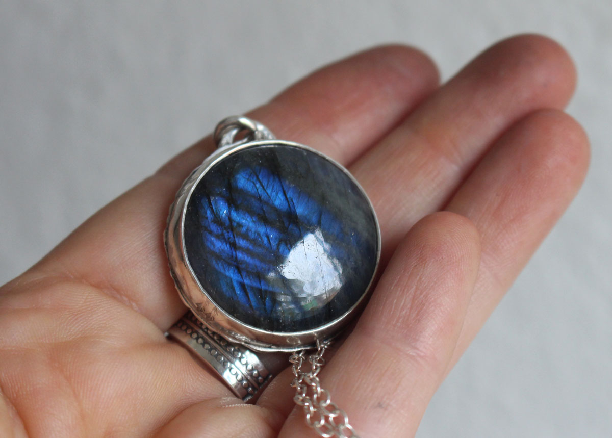 L’œil de la nuit, collier hibou dans la forêt en argent et labradorite