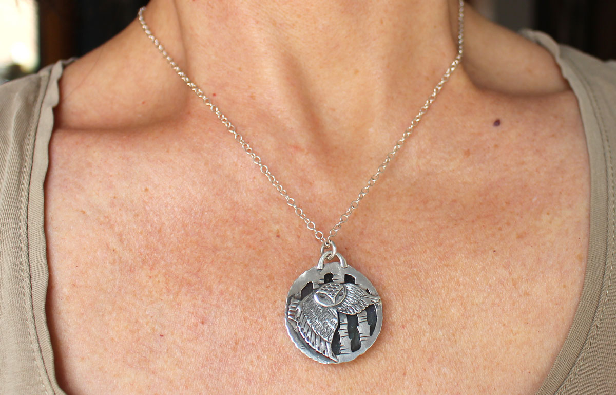 L’œil de la nuit, collier hibou dans la forêt en argent et labradorite