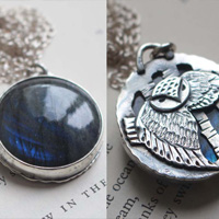 L’œil de la nuit, collier hibou dans la forêt en argent et labradorite