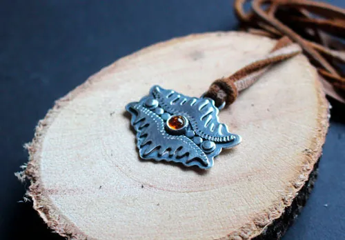 L’oeil de la terre, collier montagne tribale en argent et ambre