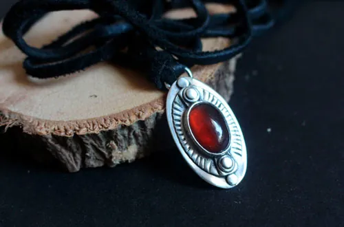 L’œil du songe, collier encouragement en argent et grenat