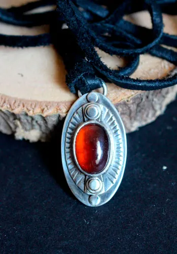 L’œil du songe, collier encouragement en argent et grenat