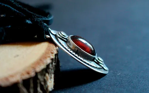 L’œil du songe, collier encouragement en argent et grenat