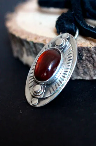 L’œil du songe, collier encouragement en argent et grenat