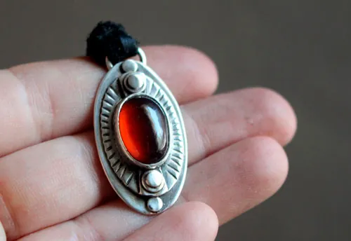 L’œil du songe, collier encouragement en argent et grenat