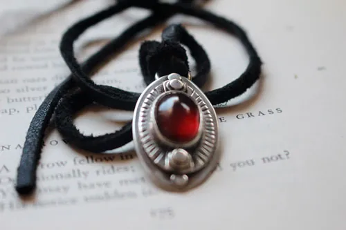 L’œil du songe, collier encouragement en argent et grenat