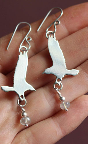 L’offrande du corbeau, boucles d’oreilles oiseau légende nordique argent et labradorite