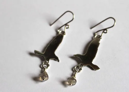 L’offrande du corbeau, boucles d’oreilles oiseau légende nordique argent et labradorite