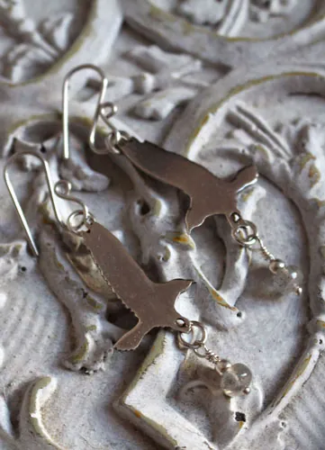L’offrande du corbeau, boucles d’oreilles oiseau légende nordique argent et labradorite