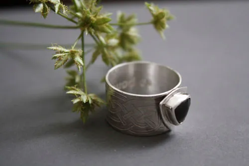 La bague du druide, bague celte en argent, laiton et grenat