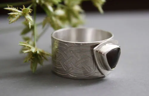 La bague du druide, bague celte en argent, laiton et grenat