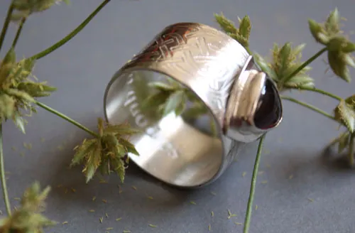 La bague du druide, bague celte en argent, laiton et grenat