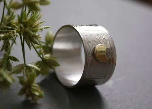 La bague du druide, bague celte en argent, laiton et grenat