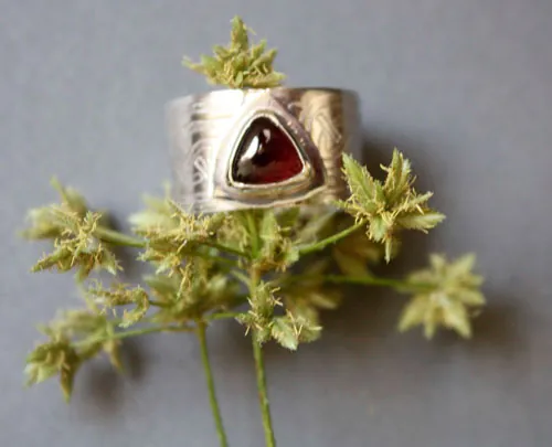 La bague du druide, bague celte en argent, laiton et grenat