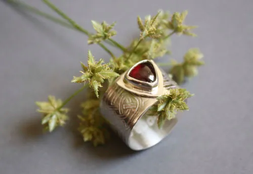 La bague du druide, bague celte en argent, laiton et grenat