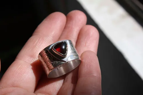 La bague du druide, bague celte en argent, laiton et grenat