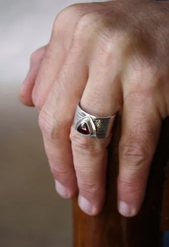 La bague du druide, bague celte en argent, laiton et grenat