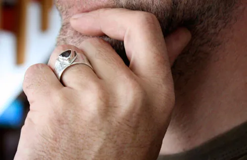 La bague du druide, bague celte en argent, laiton et grenat