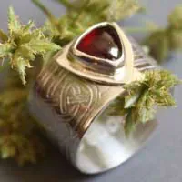 La bague du druide, bague celte en argent, laiton et grenat