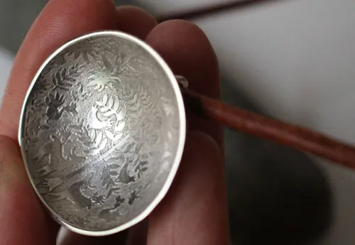 La clairière inconnue, collier faune et flore otomi en argent et cuir