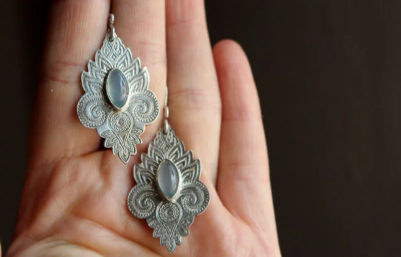 La couleur de l’eau, boucles d’oreilles eaux orientales argent et calcédoine