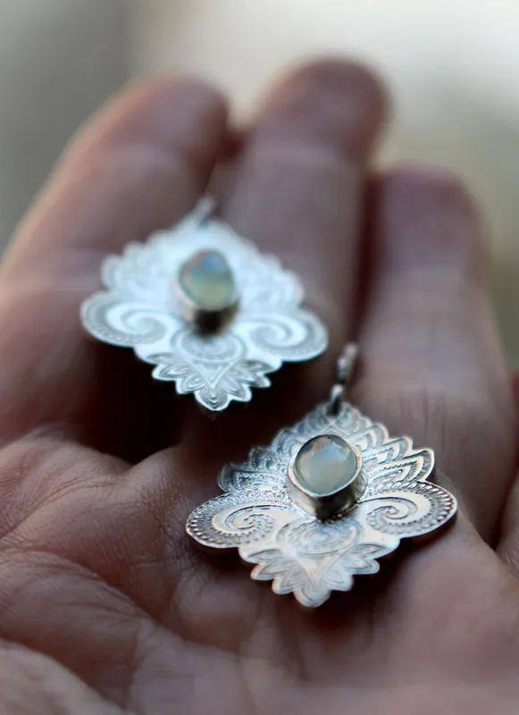 La couleur de l’eau, boucles d’oreilles eaux orientales argent et calcédoine