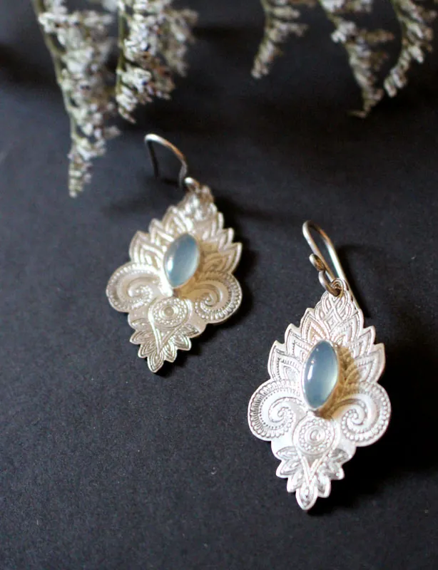 La couleur de l’eau, boucles d’oreilles eaux orientales argent et calcédoine