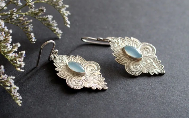 La couleur de l’eau, boucles d’oreilles eaux orientales argent et calcédoine