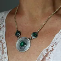 La dame du lac, collier médiéval en argent et agate verte