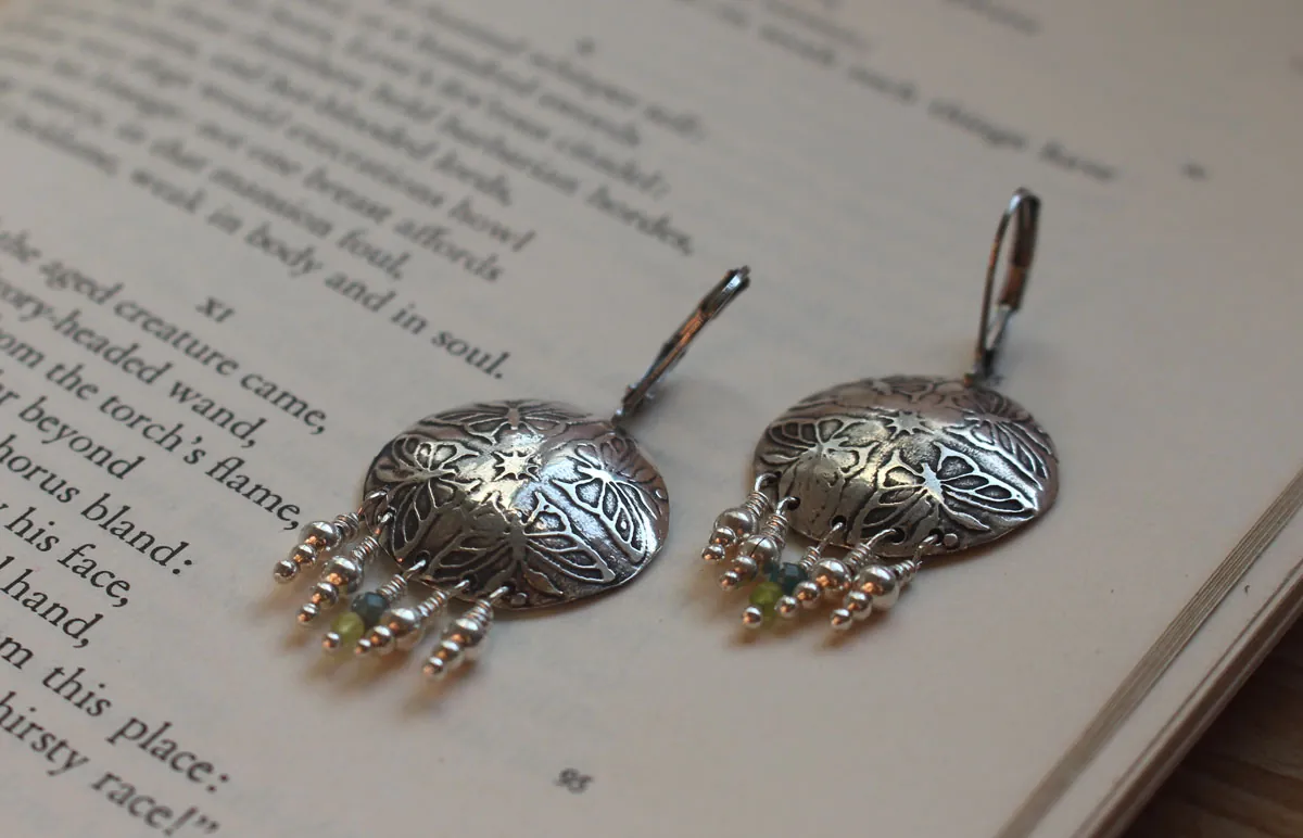 La danse des papillons, boucles d’oreilles énergie du printemps en argent, agate verte et apatite