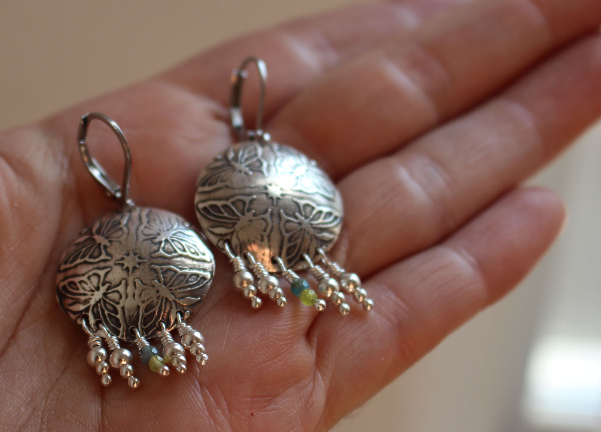 La danse des papillons, boucles d’oreilles énergie du printemps en argent, agate verte et apatite