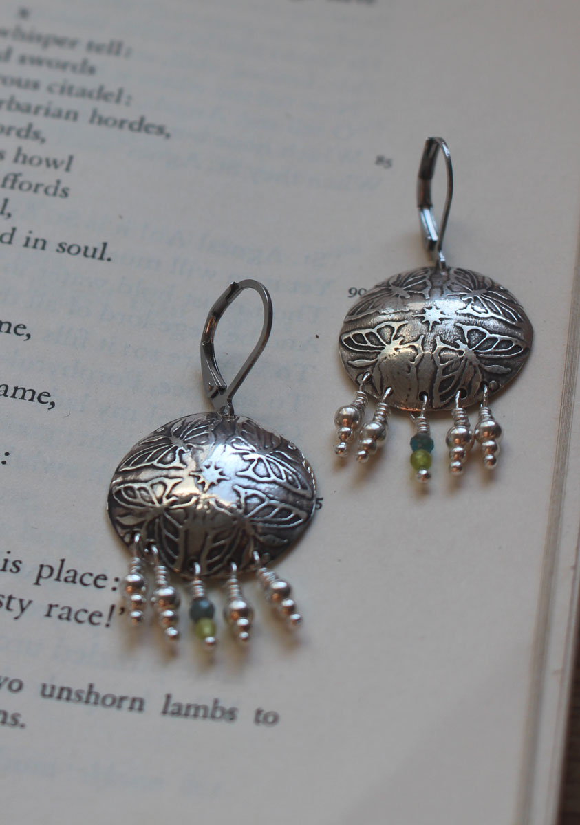 La danse des papillons, boucles d’oreilles énergie du printemps en argent, agate verte et apatite