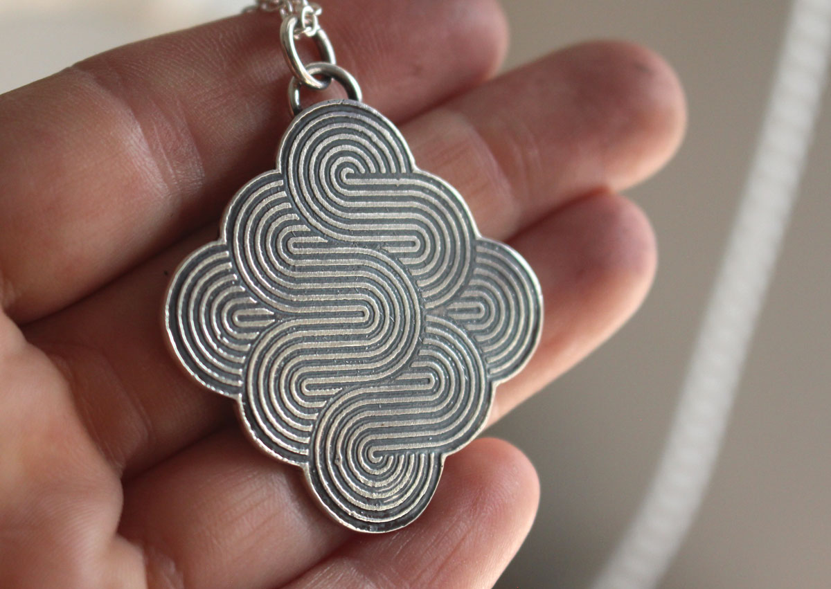 La danse du vent, collier aux volutes aériennes en argent