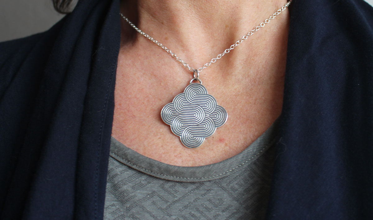 La danse du vent, collier aux volutes aériennes en argent