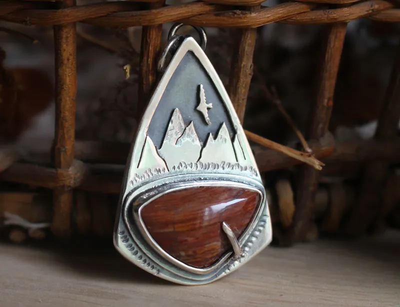 Là-haut, pendentif aigle de montagne en argent et jaspe rouge