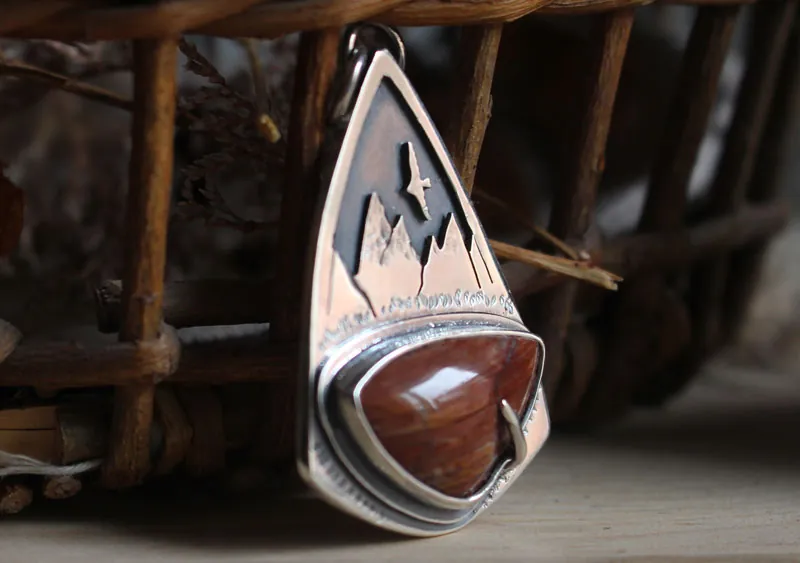 Là-haut, pendentif aigle de montagne en argent et jaspe rouge