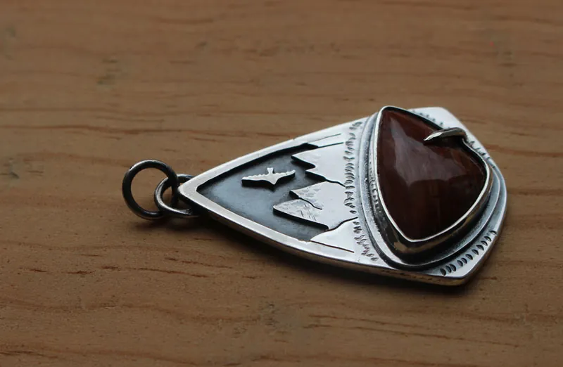 Là-haut, pendentif aigle de montagne en argent et jaspe rouge