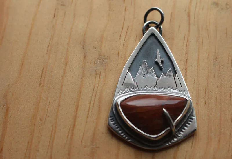 Là-haut, pendentif aigle de montagne en argent et jaspe rouge