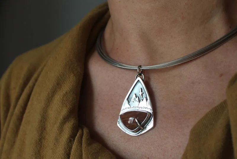 Là-haut, pendentif aigle de montagne en argent et jaspe rouge