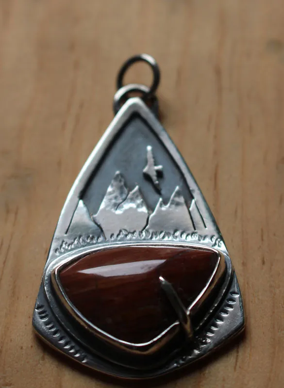 Là-haut, pendentif aigle de montagne en argent et jaspe rouge