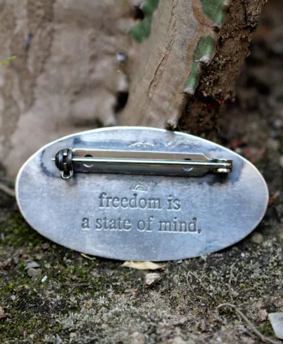 La liberté est un état d’esprit, broche ours et lapin en argent