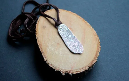 La pierre gardienne de Newgrange, collier stèle néolithique d’Irlande en argent