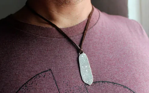 La pierre gardienne de Newgrange, collier stèle néolithique d’Irlande en argent