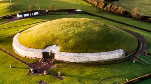 La pierre gardienne de Newgrange, collier stèle néolithique d’Irlande en argent