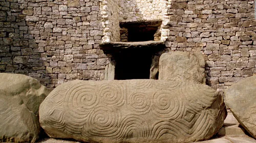 La pierre gardienne de Newgrange, collier stèle néolithique d’Irlande en argent